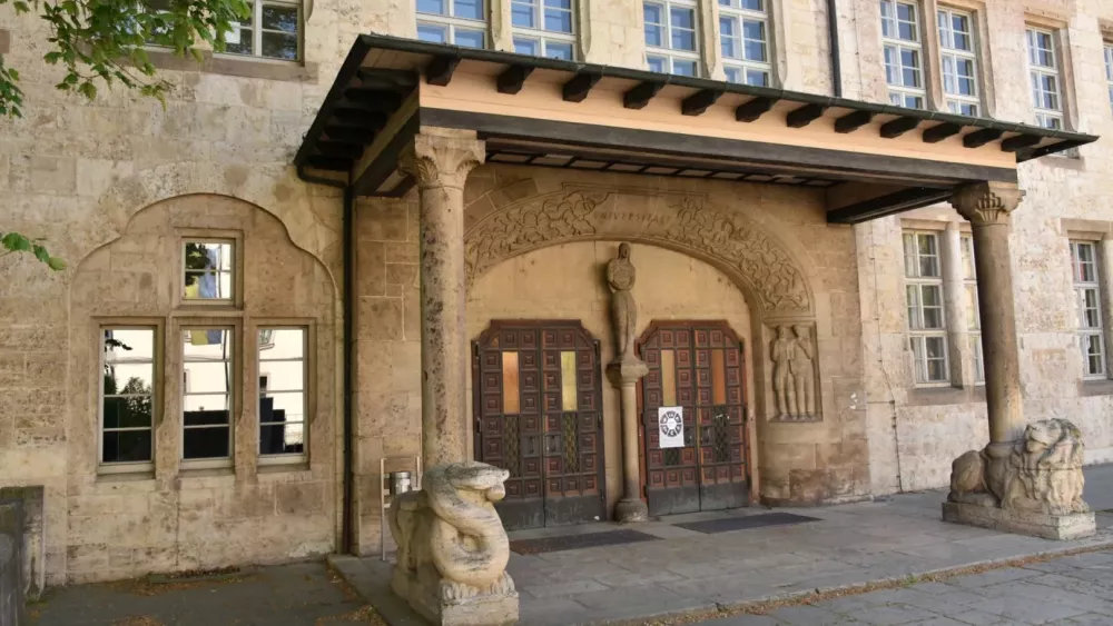 Eingangstür des Universitätshauptgebäudes