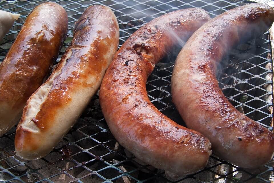 Bratwürste auf einem Kohlegrill